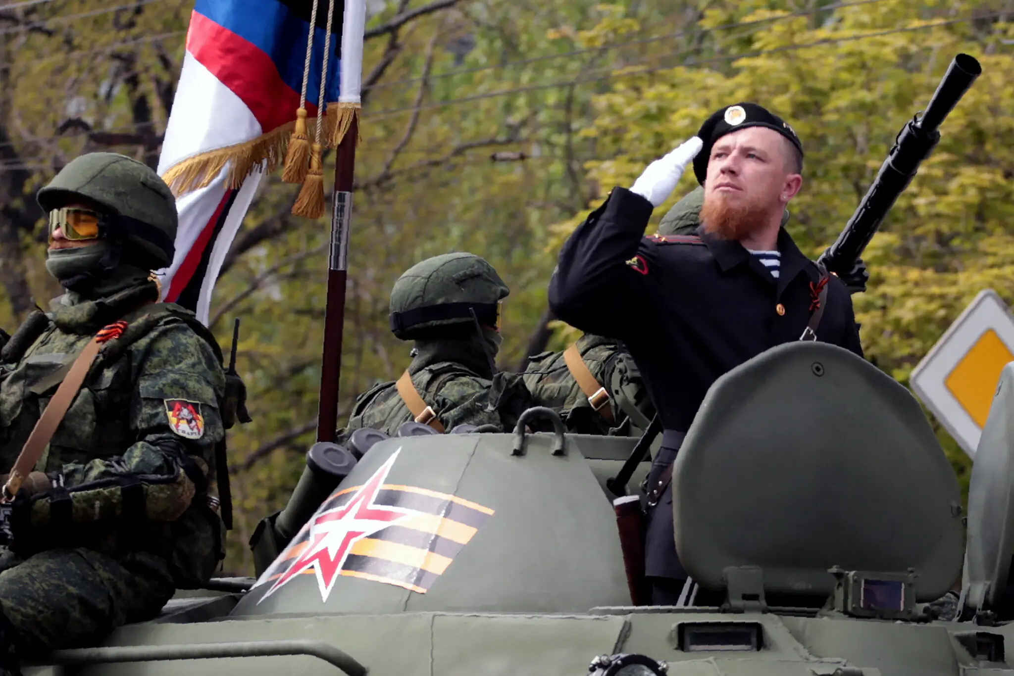Командир проросійських повстанців Арсеній Павлов, відомий як «Моторола», салютує під час участі у військовому параді в Донецьку на сході України в 2016 році.